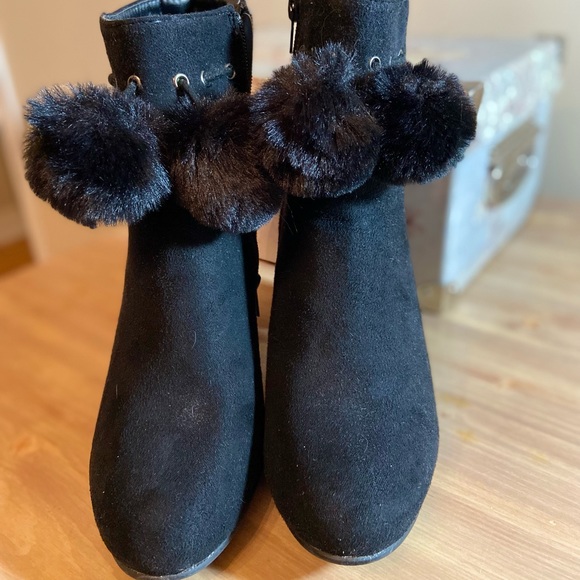 Booties with pompoms - Picture 2 of 6